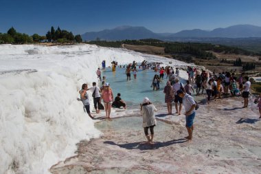 Pamukkale. Türkiye - 23 Eylül 2017: Pamukkale veya Cotton Castle, Travertine havuz ve teraslarında turistler. Pamukkale, Türkiye 'deki ünlü UNESCO dünya mirası sahası