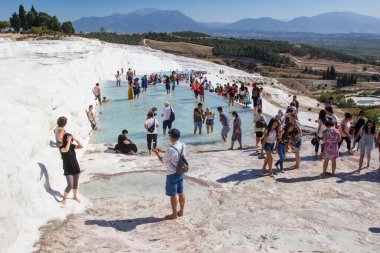 Pamukkale. Türkiye - 23 Eylül 2017: Pamukkale veya Cotton Castle, Travertine havuz ve teraslarında turistler. Pamukkale, Türkiye 'deki ünlü UNESCO dünya mirası sahası