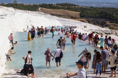 Pamukkale. Türkiye - 23 Eylül 2017: Pamukkale veya Cotton Castle, Travertine havuz ve teraslarında turistler. Pamukkale, Türkiye 'deki ünlü UNESCO dünya mirası sahası