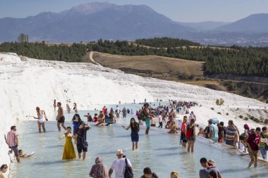 Pamukkale. Türkiye - 23 Eylül 2017: Pamukkale veya Cotton Castle, Travertine havuz ve teraslarında turistler. Pamukkale, Türkiye 'deki ünlü UNESCO dünya mirası sahası