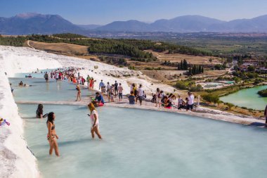 Pamukkale. Türkiye - 23 Eylül 2017: Pamukkale veya Cotton Castle, Travertine havuz ve teraslarında turistler. Pamukkale, Türkiye 'deki ünlü UNESCO dünya mirası sahası