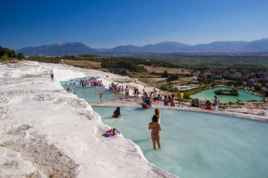 Pamukkale. Türkiye - 23 Eylül 2017: Pamukkale veya Cotton Castle, Travertine havuz ve teraslarında turistler. Pamukkale, Türkiye 'deki ünlü UNESCO dünya mirası sahası