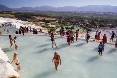 Pamukkale. Türkiye - 23 Eylül 2017: Pamukkale veya Cotton Castle, Travertine havuz ve teraslarında turistler. Pamukkale, Türkiye 'deki ünlü UNESCO dünya mirası sahası