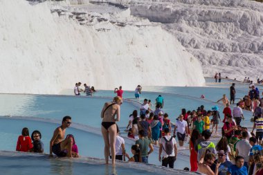 Pamukkale. Türkiye - 23 Eylül 2017: Pamukkale veya Cotton Castle, Travertine havuz ve teraslarında turistler. Pamukkale, Türkiye 'deki ünlü UNESCO dünya mirası sahası