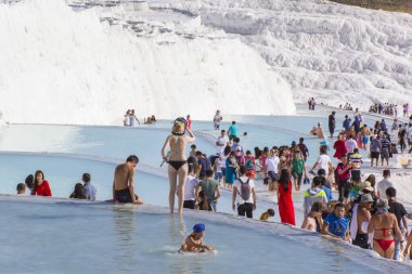 Pamukkale. Türkiye - 23 Eylül 2017: Pamukkale veya Cotton Castle, Travertine havuz ve teraslarında turistler. Pamukkale, Türkiye 'deki ünlü UNESCO dünya mirası sahası