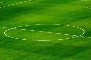 Futbol sahasının yüksek çözünürlüklü görüntüsü, futbol sahası stadyumu, yeşil çimlerin ortası.