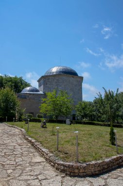 Ak Yazili Sultan Baba Derviş, tekke, Bulgaristan 'ın Obrochishte kentindeki Müslüman dini liderin 16. yüzyıldan kalma mezarını bahçeden görüyor.