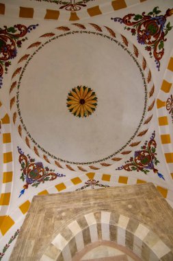 Obrochishte, Bulgaristan - 6 Haziran 2019: Ak Yazili Sultan Baba Derviş, tekke, 16. yüzyılın Müslüman dini lideri Bektashi 'nin iç kubbesinden bir manzara 