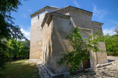 Ak Yazili Sultan Baba Derviş, tekke, Bulgaristan 'ın Obrochishte kentindeki Müslüman dini liderin 16. yüzyıldan kalma mezarını bahçeden görüyor.