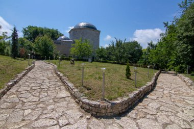 Ak Yazili Sultan Baba Derviş, tekke, Bulgaristan 'ın Obrochishte kentindeki Müslüman dini liderin 16. yüzyıldan kalma mezarını bahçeden görüyor.