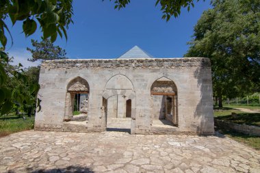 Ak Yazili Sultan Baba Derviş, tekke, Bulgaristan 'ın Obrochishte kentindeki Müslüman dini liderin 16. yüzyıldan kalma mezarını bahçeden görüyor.