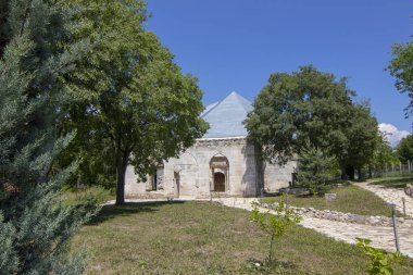 Ak Yazili Sultan Baba Derviş, tekke, Bulgaristan 'ın Obrochishte kentindeki Müslüman dini liderin 16. yüzyıldan kalma mezarını bahçeden görüyor.