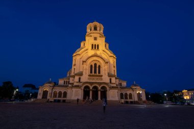 Sofya 'nın merkezindeki Alexander Nevsky Katedrali' nde turistler. Bu bölge, Sofya 'nın en ünlü turistik beldesi ve seyahat için iyi bir yer.