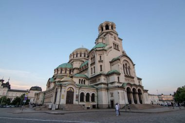 Sofya 'nın merkezindeki Alexander Nevsky Katedrali' nde turistler. Bu bölge, Sofya 'nın en ünlü turistik beldesi ve seyahat için iyi bir yer.