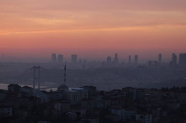İstanbul Boğazı panoramik fotoğrafı. İstanbul manzarası bulutlu güzel güneş doğumu İstanbul 'un en iyi turistik beldesi İstanbul' un Camlica Kulesi, İstanbul Köprüsü.