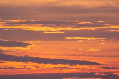 Gün batımında bulutlu güzel gökyüzü