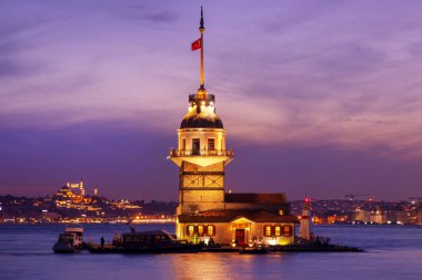 İstanbul 'daki Bakire Kulesi Uskudar' dan güzel renkli günbatımı (Türkçe: Kiz Kulesi). İstanbul sembolü. Romantik İstanbul Günbatımı manzarası. İstanbul Boğazı ve Bakire Kulesi muhteşem manzara, Türkiye