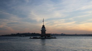 İstanbul 'daki Bakire Kulesi Uskudar' dan güzel renkli günbatımı (Türkçe: Kiz Kulesi). İstanbul sembolü. Romantik İstanbul Günbatımı manzarası. İstanbul Boğazı ve Bakire Kulesi muhteşem manzara, Türkiye