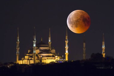 TRABZON, TURKEY - AĞUSTOS, 06, 2018: Alacahan Çarşısı 'nda giydikleri çeşitli giysi ve örtüler Türkiye' nin Trabzon kentinin merkezinde satılmaktadır.