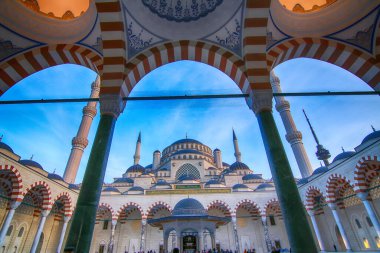 Camlica Camii 'nin geniş açılı manzarası akşam mavi saatlerinin avlusundan, Camlica Kulesi' nden, kubbelerden, minarelerden harika bir açıyla görülebilir. Kandil, regaip, mutlu cumalar, mawlid, kadir, İstanbul