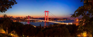İstanbul Boğazı panoramik fotoğrafı. İstanbul manzarası, bulutlu güneş doğumu, Boğaz Köprüsü, Camlica Tower İstanbul Türkiye. İstanbul 'un en iyi turistik beldesi