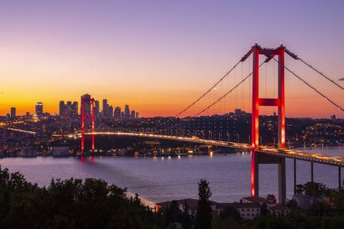 İstanbul Boğazı panoramik fotoğrafı. İstanbul manzarası, bulutlu güneş doğumu, Boğaz Köprüsü, Camlica Tower İstanbul Türkiye. İstanbul 'un en iyi turistik beldesi