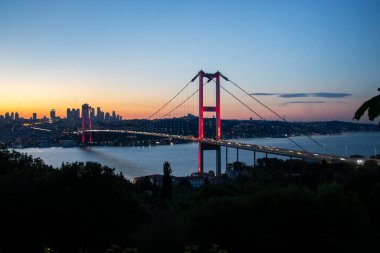 İstanbul Boğazı panoramik fotoğrafı. İstanbul manzarası, bulutlu güneş doğumu, Boğaz Köprüsü, Camlica Tower İstanbul Türkiye. İstanbul 'un en iyi turistik beldesi