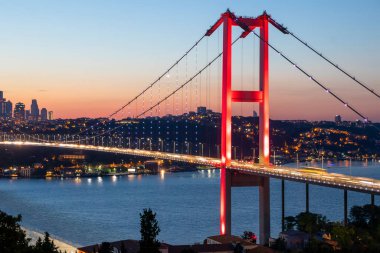 İstanbul Boğazı panoramik fotoğrafı. İstanbul manzarası, bulutlu güneş doğumu, Boğaz Köprüsü, Camlica Tower İstanbul Türkiye. İstanbul 'un en iyi turistik beldesi