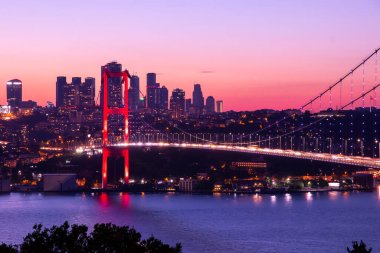 İstanbul Boğazı panoramik fotoğrafı. İstanbul manzarası, bulutlu güneş doğumu, Boğaz Köprüsü, Camlica Tower İstanbul Türkiye. İstanbul 'un en iyi turistik beldesi