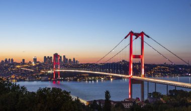 İstanbul Boğazı panoramik fotoğrafı. İstanbul manzarası, bulutlu güneş doğumu, Boğaz Köprüsü, Camlica Tower İstanbul Türkiye. İstanbul 'un en iyi turistik beldesi