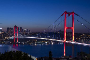 İstanbul Boğazı panoramik fotoğrafı. İstanbul manzarası, bulutlu güneş doğumu, Boğaz Köprüsü, Camlica Tower İstanbul Türkiye. İstanbul 'un en iyi turistik beldesi