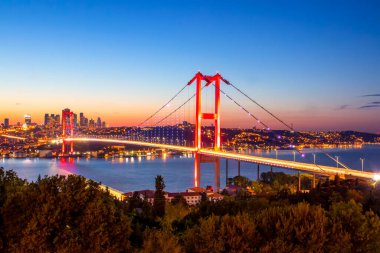 İstanbul Boğazı panoramik fotoğrafı. İstanbul manzarası, bulutlu güneş doğumu, Boğaz Köprüsü, Camlica Tower İstanbul Türkiye. İstanbul 'un en iyi turistik beldesi