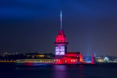 Uskudar, İstanbul Türkiye - 29 Ekim 2023: Uskudar 'daki Maiden' s Tower, 29 Ekim kutlamaları sırasında Atatürk 'ün kuledeki görüntüsüyle ışık gösterisi.