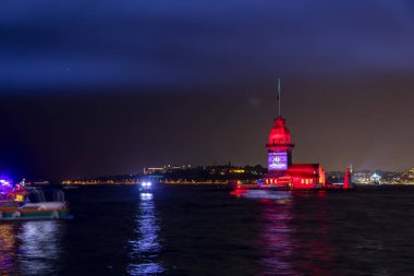 Uskudar, İstanbul Türkiye - 29 Ekim 2023: Uskudar 'daki Maiden' s Tower, 29 Ekim kutlamaları sırasında Atatürk 'ün kuledeki görüntüsüyle ışık gösterisi.