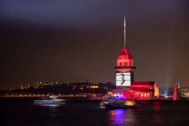 Uskudar, İstanbul Türkiye - 29 Ekim 2023: Uskudar 'daki Maiden' s Tower, 29 Ekim kutlamaları sırasında Atatürk 'ün kuledeki görüntüsüyle ışık gösterisi.