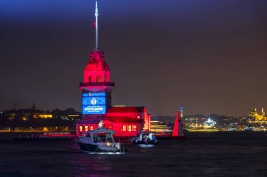 Uskudar, İstanbul Türkiye - 29 Ekim 2023: Uskudar 'daki Maiden' s Tower, 29 Ekim kutlamaları sırasında Atatürk 'ün kuledeki görüntüsüyle ışık gösterisi.