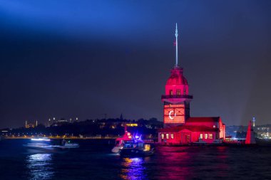 Uskudar, İstanbul Türkiye - 29 Ekim 2023: Uskudar 'daki Maiden' s Tower, 29 Ekim kutlamaları sırasında Atatürk 'ün kuledeki görüntüsüyle ışık gösterisi.