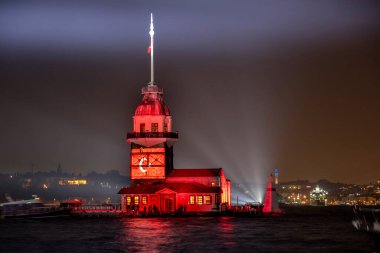 Uskudar, İstanbul Türkiye - 29 Ekim 2023: Uskudar 'daki Maiden' s Tower, 29 Ekim kutlamaları sırasında Atatürk 'ün kuledeki görüntüsüyle ışık gösterisi.