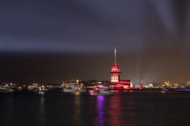 Uskudar, İstanbul Türkiye - 29 Ekim 2023: Uskudar 'daki Maiden' s Tower, 29 Ekim kutlamaları sırasında Atatürk 'ün kuledeki görüntüsüyle ışık gösterisi.