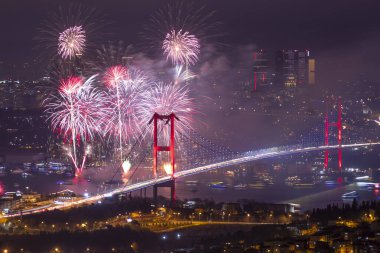 İSTANBUL, TÜRKEYE - 2020 Yılbaşı: İstanbul 'da Kutlamalar. İstanbul Boğazı Köprüsü, 15 Temmuz Şehitler Köprüsü 'nde havai fişek gösterisi. Camlica Tepesi çok güzel bir manzara Uskudar, İstanbul saat 00: 00