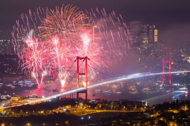 İSTANBUL, TÜRKEYE - 2020 Yılbaşı: İstanbul 'da Kutlamalar. İstanbul Boğazı Köprüsü, 15 Temmuz Şehitler Köprüsü 'nde havai fişek gösterisi. Camlica Tepesi çok güzel bir manzara Uskudar, İstanbul saat 00: 00