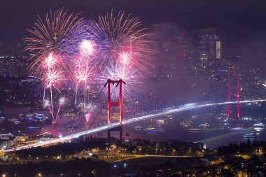 İSTANBUL, TÜRKEYE - 2020 Yılbaşı: İstanbul 'da Kutlamalar. İstanbul Boğazı Köprüsü, 15 Temmuz Şehitler Köprüsü 'nde havai fişek gösterisi. Camlica Tepesi çok güzel bir manzara Uskudar, İstanbul saat 00: 00