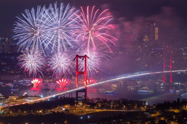 İSTANBUL, TÜRKEYE - 2020 Yılbaşı: İstanbul 'da Kutlamalar. İstanbul Boğazı Köprüsü, 15 Temmuz Şehitler Köprüsü 'nde havai fişek gösterisi. Camlica Tepesi çok güzel bir manzara Uskudar, İstanbul saat 00: 00