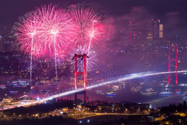 İSTANBUL, TÜRKEYE - 2020 Yılbaşı: İstanbul 'da Kutlamalar. İstanbul Boğazı Köprüsü, 15 Temmuz Şehitler Köprüsü 'nde havai fişek gösterisi. Camlica Tepesi çok güzel bir manzara Uskudar, İstanbul saat 00: 00