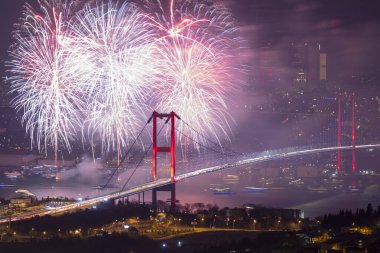İSTANBUL, TÜRKEYE - 2020 Yılbaşı: İstanbul 'da Kutlamalar. İstanbul Boğazı Köprüsü, 15 Temmuz Şehitler Köprüsü 'nde havai fişek gösterisi. Camlica Tepesi çok güzel bir manzara Uskudar, İstanbul saat 00: 00