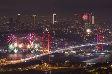 İSTANBUL, TÜRKEYE - 2020 Yılbaşı: İstanbul 'da Kutlamalar. İstanbul Boğazı Köprüsü, 15 Temmuz Şehitler Köprüsü 'nde havai fişek gösterisi. Camlica Tepesi çok güzel bir manzara Uskudar, İstanbul saat 00: 00