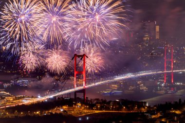 İSTANBUL, TÜRKEYE - 2020 Yılbaşı: İstanbul 'da Kutlamalar. İstanbul Boğazı Köprüsü, 15 Temmuz Şehitler Köprüsü 'nde havai fişek gösterisi. Camlica Tepesi çok güzel bir manzara Uskudar, İstanbul saat 00: 00