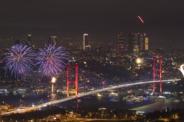 İSTANBUL, TÜRKEYE - 2020 Yılbaşı: İstanbul 'da Kutlamalar. İstanbul Boğazı Köprüsü, 15 Temmuz Şehitler Köprüsü 'nde havai fişek gösterisi. Camlica Tepesi çok güzel bir manzara Uskudar, İstanbul saat 00: 00