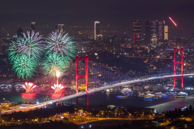 İSTANBUL, TÜRKEYE - 2020 Yılbaşı: İstanbul 'da Kutlamalar. İstanbul Boğazı Köprüsü, 15 Temmuz Şehitler Köprüsü 'nde havai fişek gösterisi. Camlica Tepesi çok güzel bir manzara Uskudar, İstanbul saat 00: 00