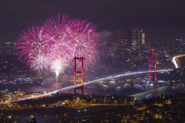 İSTANBUL, TÜRKEYE - 2020 Yılbaşı: İstanbul 'da Kutlamalar. İstanbul Boğazı Köprüsü, 15 Temmuz Şehitler Köprüsü 'nde havai fişek gösterisi. Camlica Tepesi çok güzel bir manzara Uskudar, İstanbul saat 00: 00